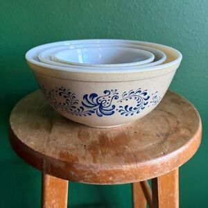 Vintage Pyrex Mixing Bowl Trio in Homestead Tan